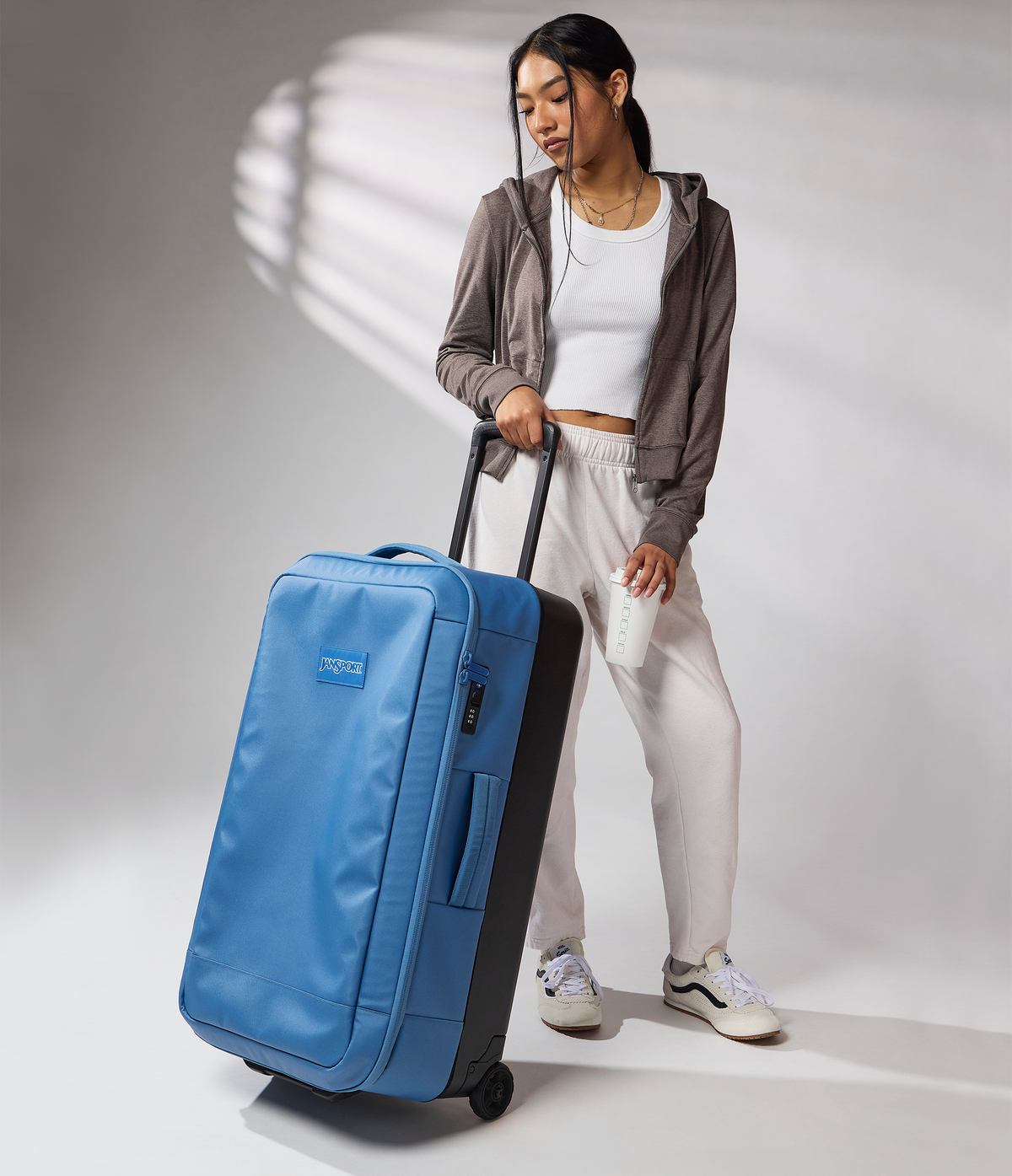good-latitude-30-rolling-duffel-h5 JS0A86EOEW5-MODEL.png
