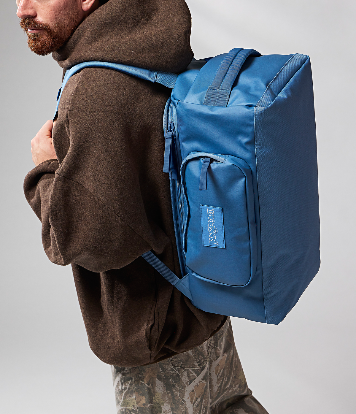 convertible-duffel-toiletry-bag-elemental-blue-set-l2 JS0A8E8EEW5-MODEL.png